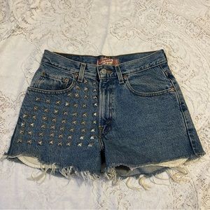 Vintage studded Levi’s distressed women’s shorts